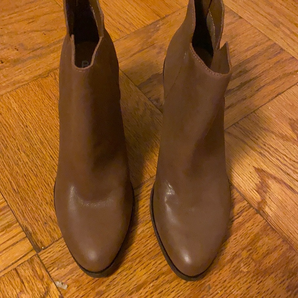 Size 10 leather brown bootie must have for transition into fall